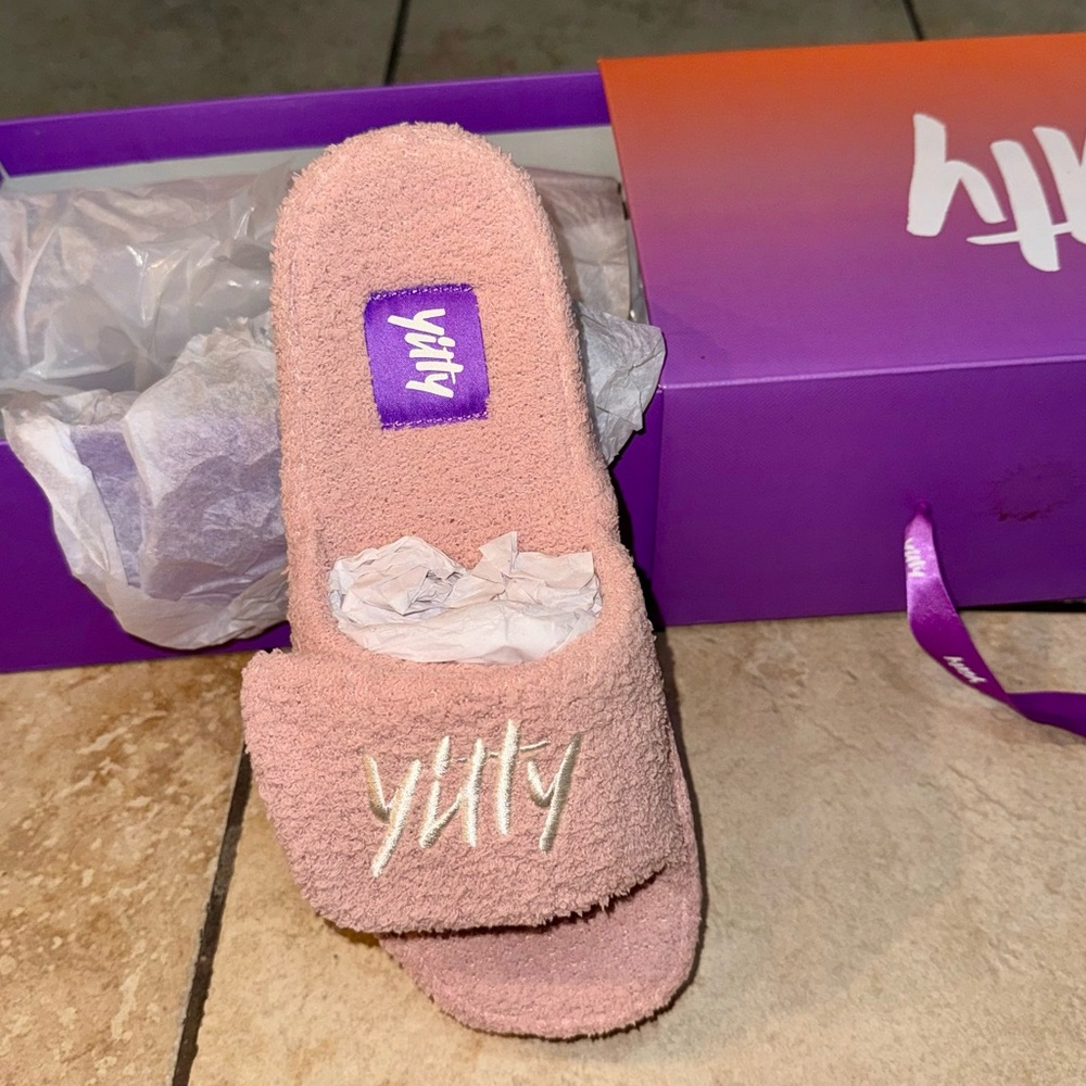 YITTY Blush Pink Fuzzy Slides Slippers size 8 New in box